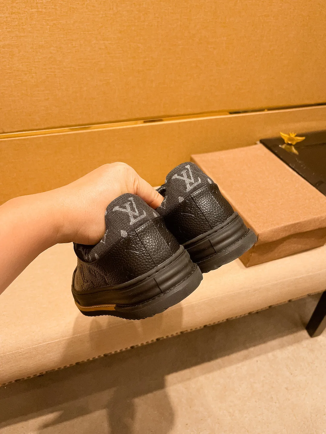 Men's shoes 💰 420💰👍【LV】🔥🔝Louis Vuitton, high-end men's shoes brand, official website 1:1 latest masterpiece: the upper is made of Italian imported first-layer cowhide🔥Official website original special technical cloth fabric matching🔥Original comfortable and breathable lining➕Original designated non-slip outsole🔥Make walking more convenient and comfortable! An exclusive new model, a stunning work, a beautiful 1:1 replica [color] compared to the official quality! Create a fashionable personality to set off your uniqueness! A must-have for trendy men! 🔥, sizes: 38-44. color:.     2⃣️colors available🔥